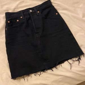 Levi’s black denim skirt